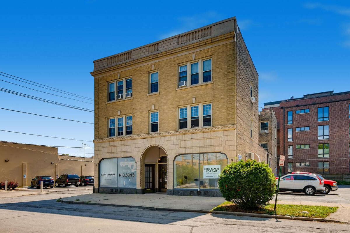 25382540 Greenbay Rd Evanston-large-001-001-Exterior FrontEdit2-1500x1000-72dpi