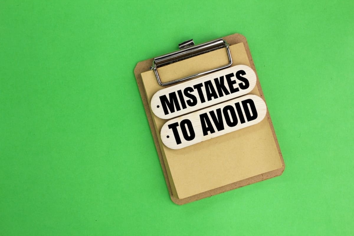 A clip-board that says mistakes to avoid