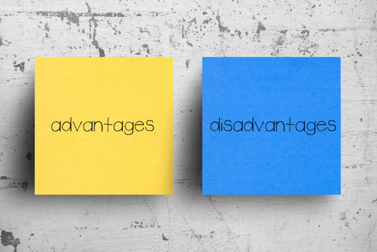 Sticky notes that say advantages and disadvantages