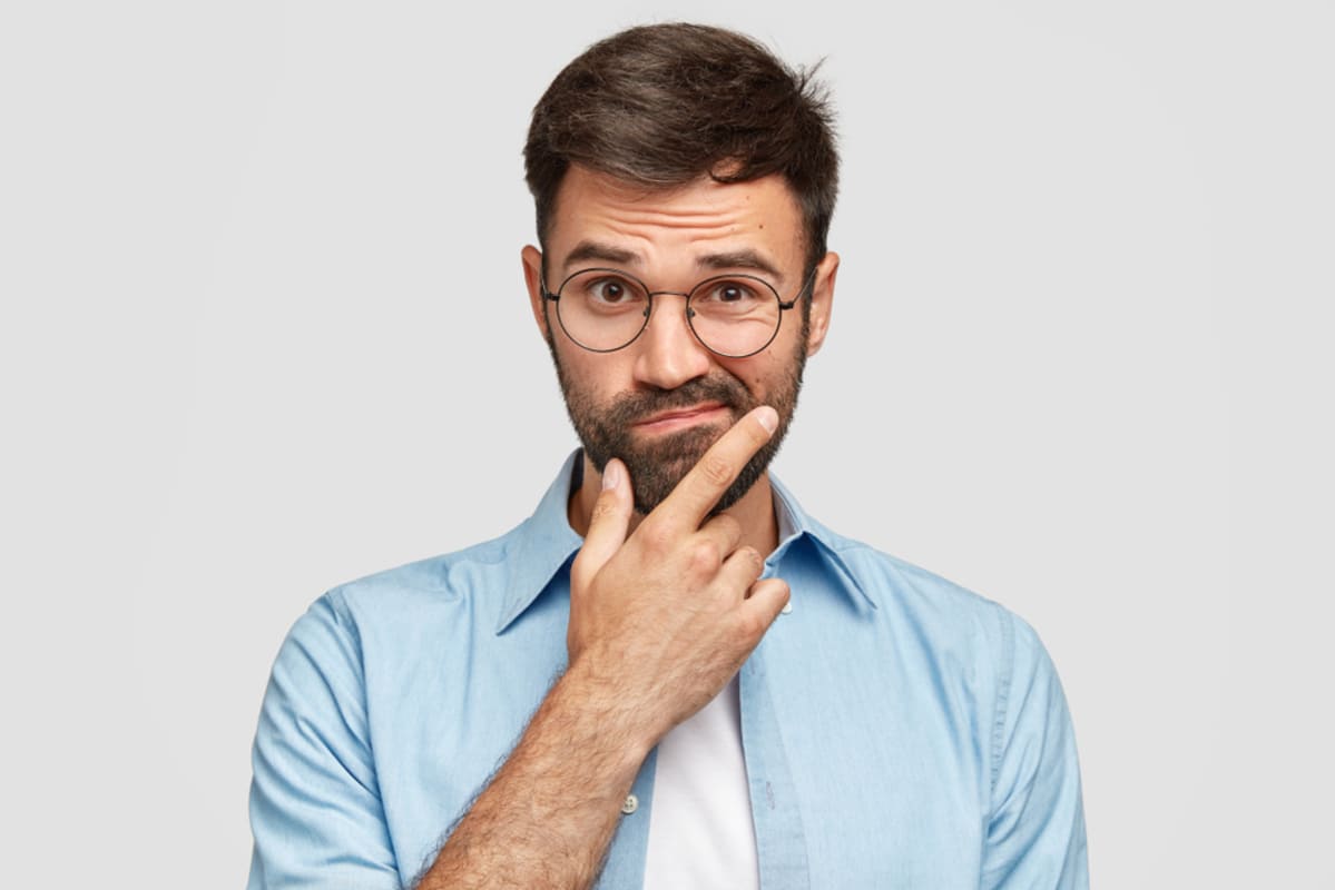 A man looks confused, choosing between traditional vs. online real estate broker services concept